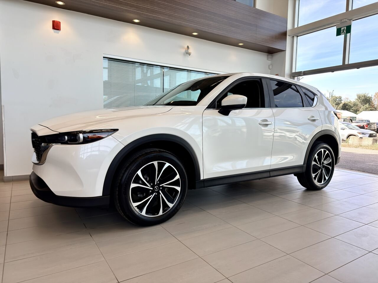 2022 Mazda CX-5 White Notre-Dame-des-Prairies - photo #1