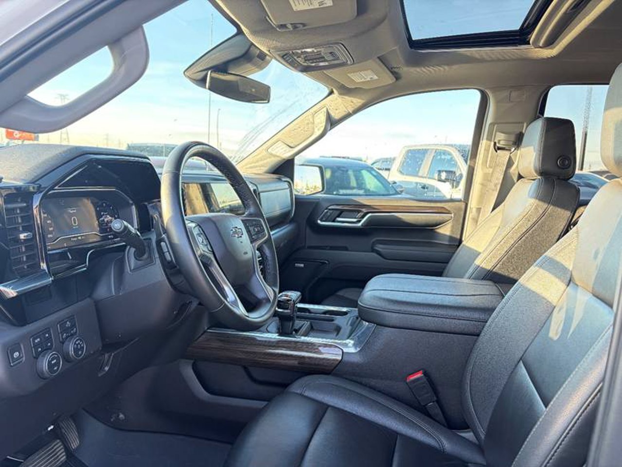 2024 Chevrolet Silverado 1500 4WD Crew Cab 147 LT Trail Boss White Sherwood Park - photo #5
