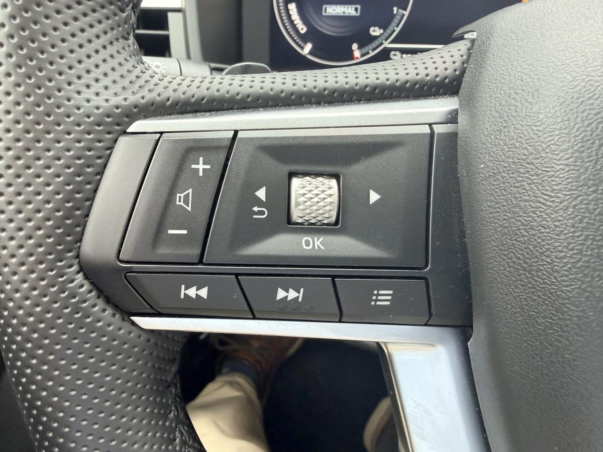 2025 Mitsubishi Outlander Plug-In Hybrid Silver  - photo #17