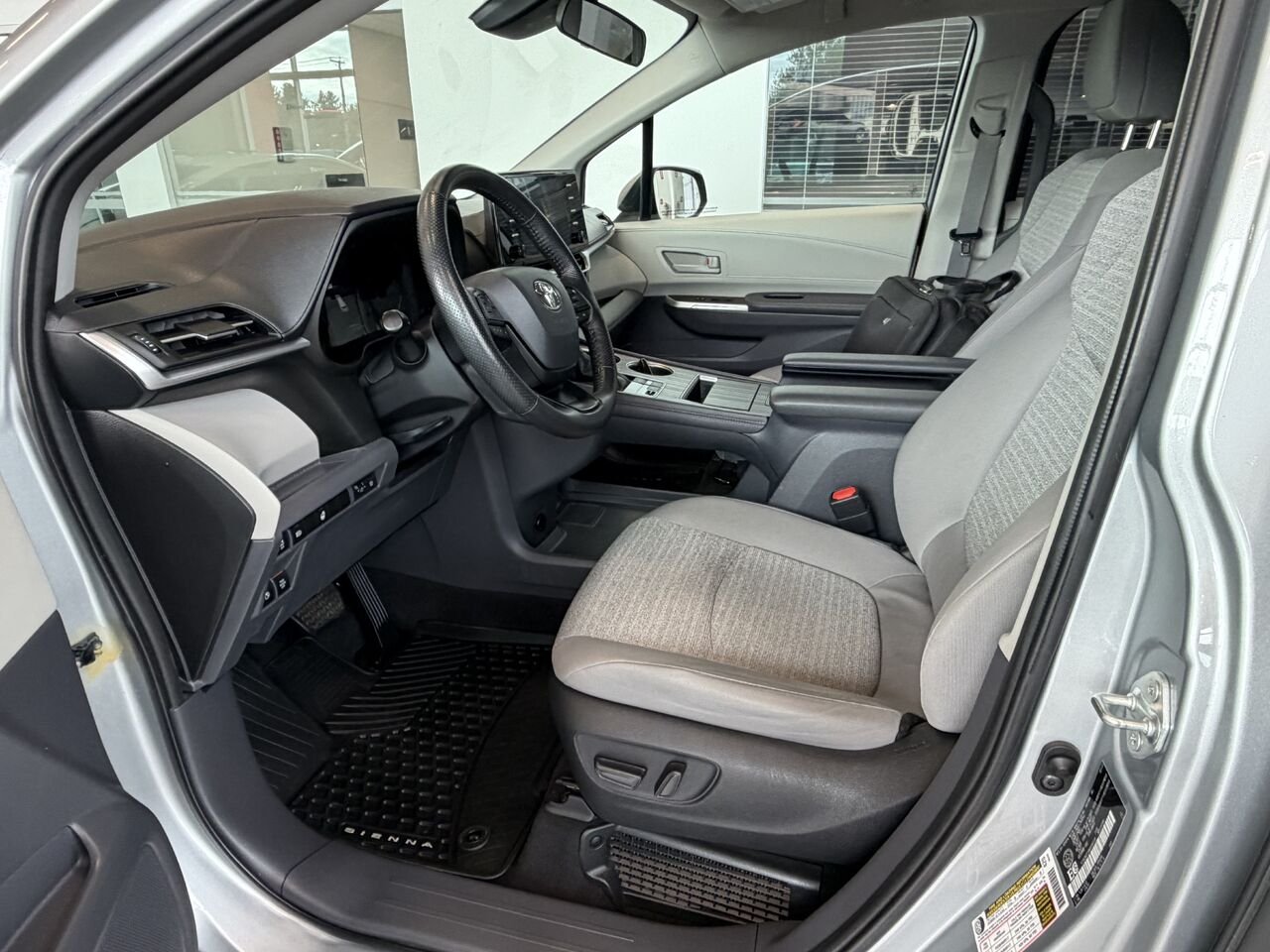 2022 Toyota Sienna Silver Notre-Dame-des-Prairies - photo #9