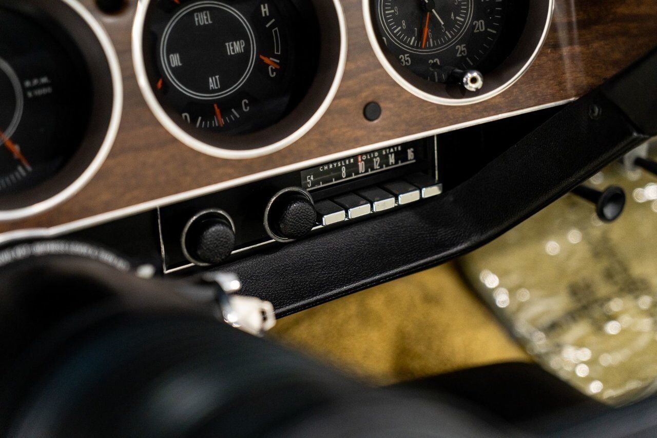 1971 Dodge Challenger *PRIX EN USD* Convertible Fully restored to desirable specifications Gold Montreal - photo #86