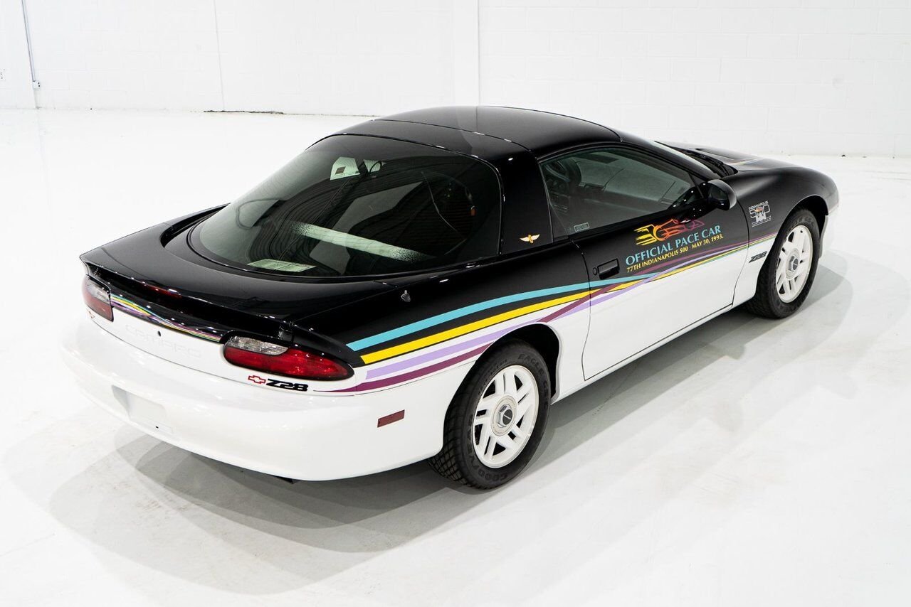 Chevrolet CAMARO Z28 PRIX EN USD | Pace Car with only 957km (595mi) with original window sticker 1993 Noir Montréal - photo #5