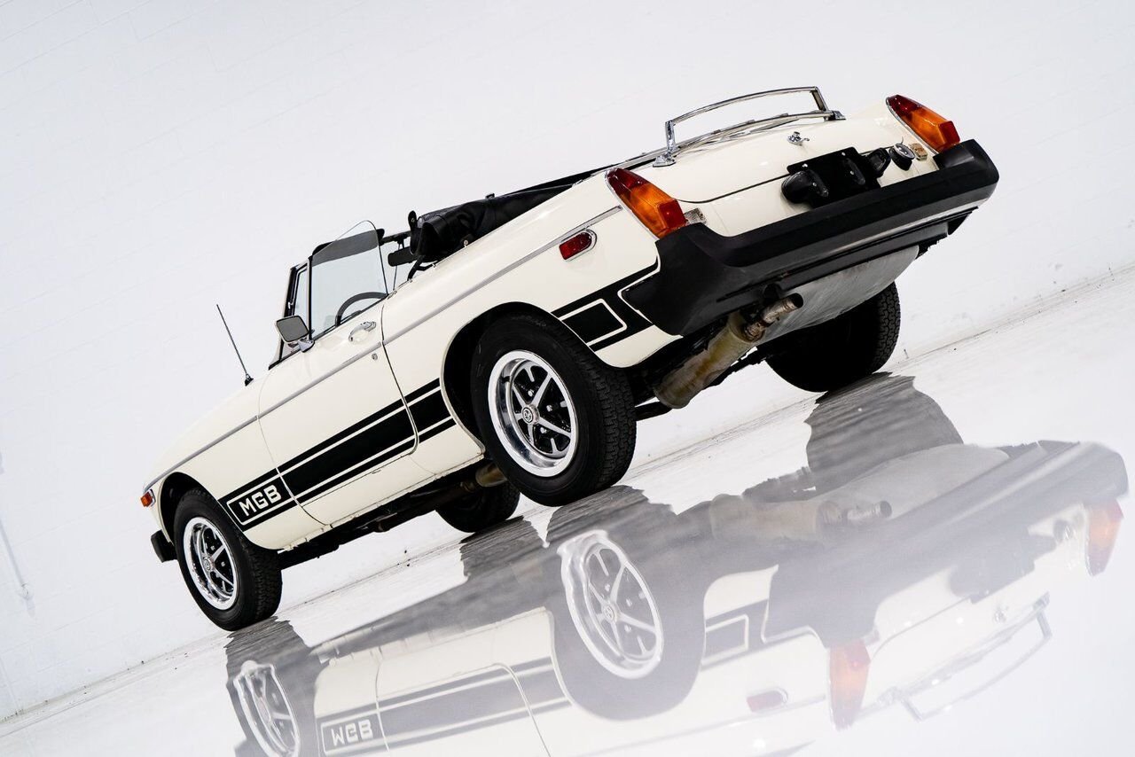 MG B Beautifully presented from former complete restoration 1979 Blanc Montréal - photo #58