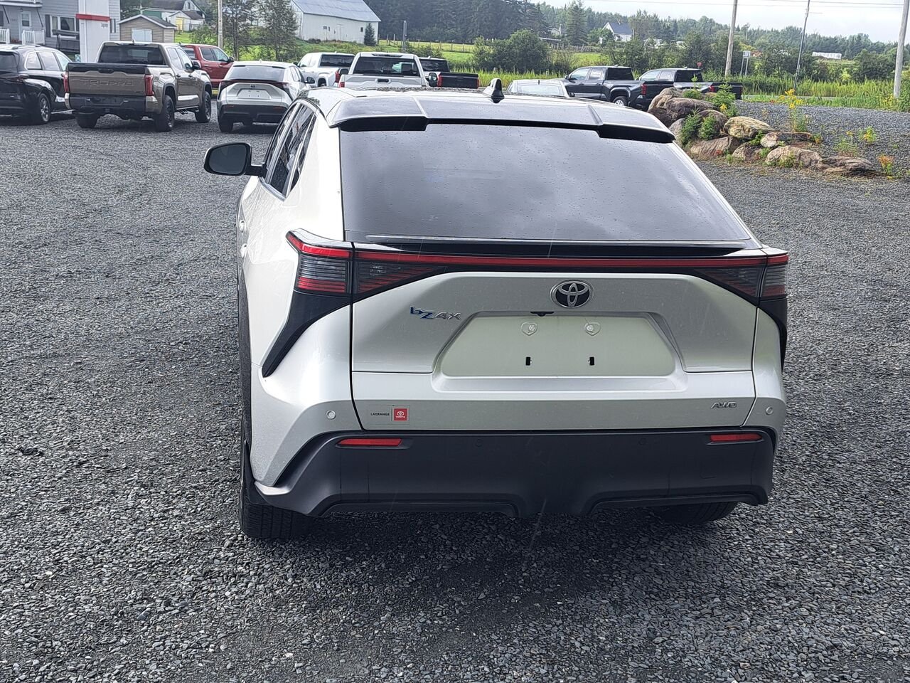 Toyota bZ4X XLE TI 2023 Argent élémentaire avec toit noir Lac-Etchemin - photo #3