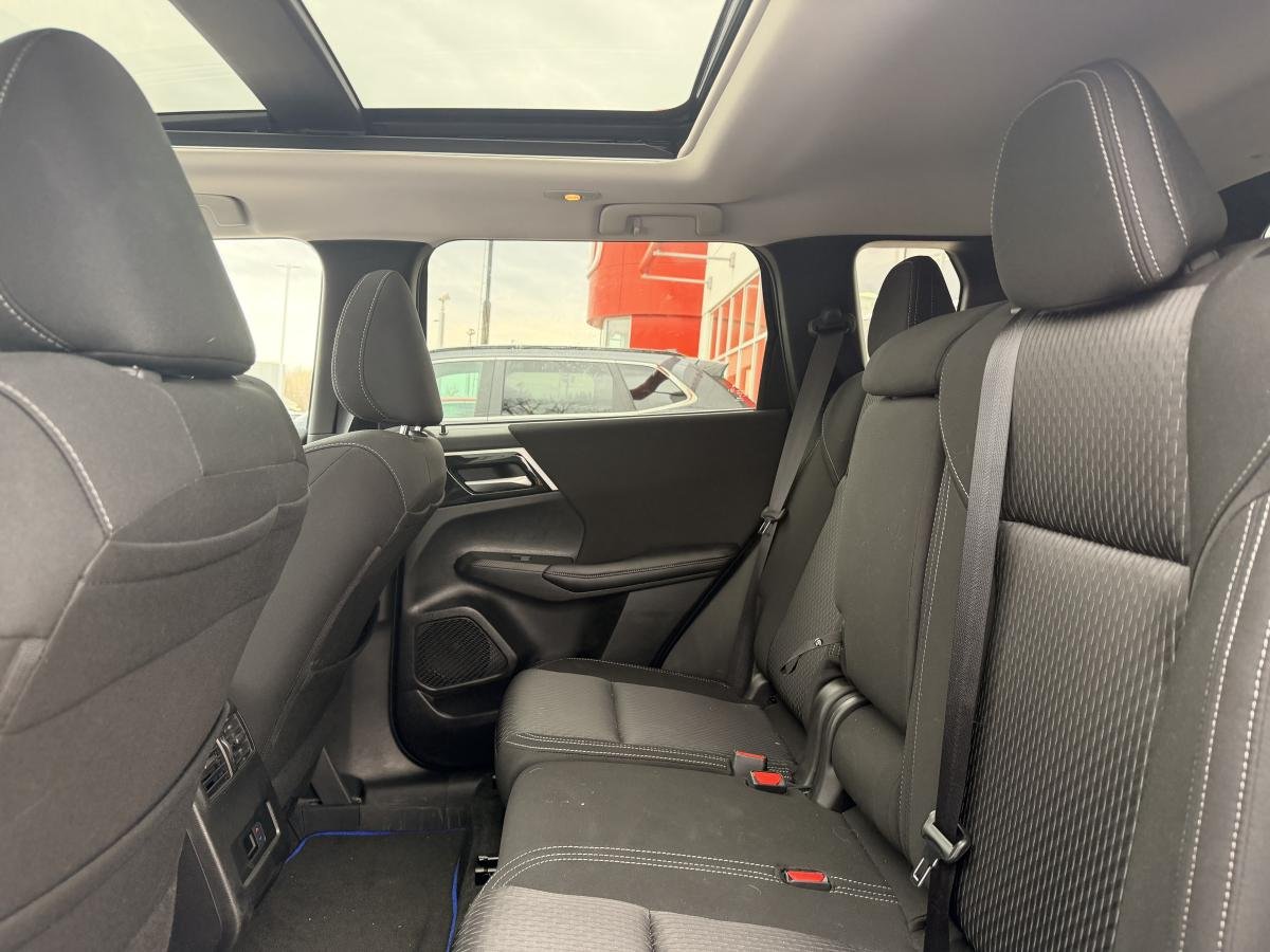 2025 Mitsubishi Outlander Plug-In Hybrid Silver  - photo #8