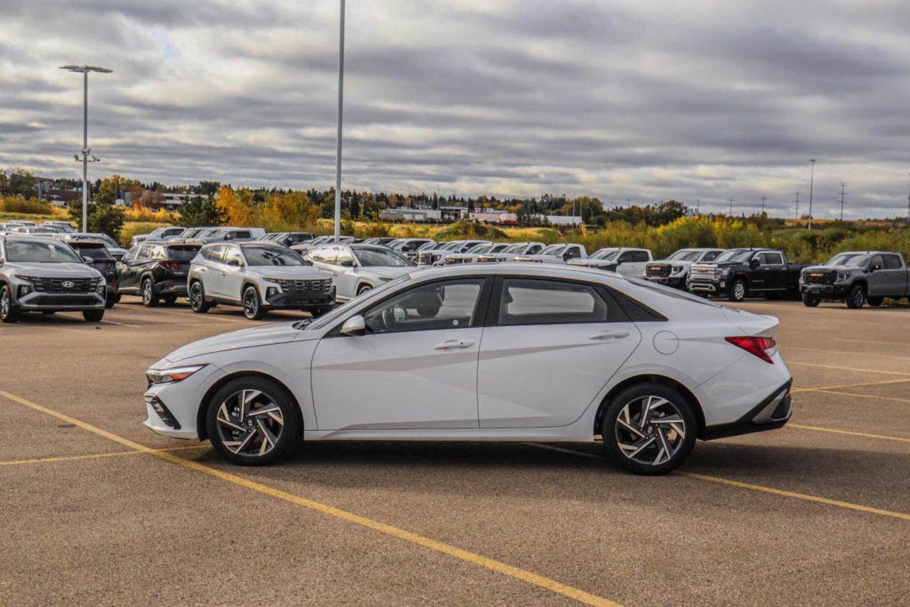 2025 Hyundai Elantra Preferred IVT w/Tech Pkg White Sherwood Park - photo #4