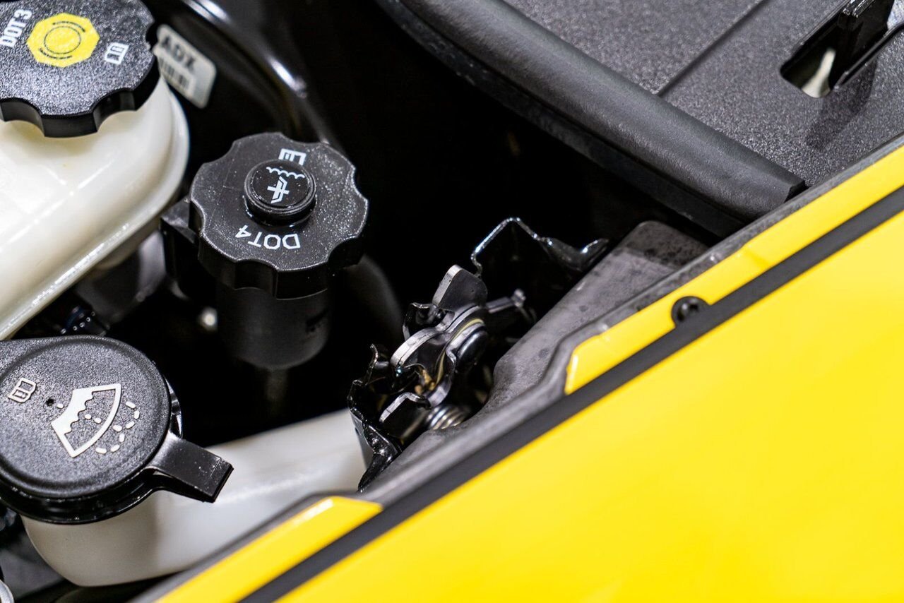 Chevrolet Corvette PRIX EN USD | With Only 900km (563mi) From New With Window Sticker 2008 Jaune Montréal - photo #30