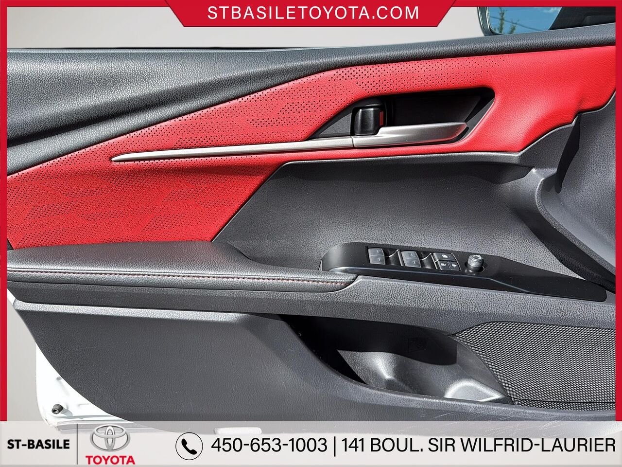 Toyota Camry Hybride 2025 Frisson glacé nacré avec toit noir Saint-Basile-le-Grand - photo #13