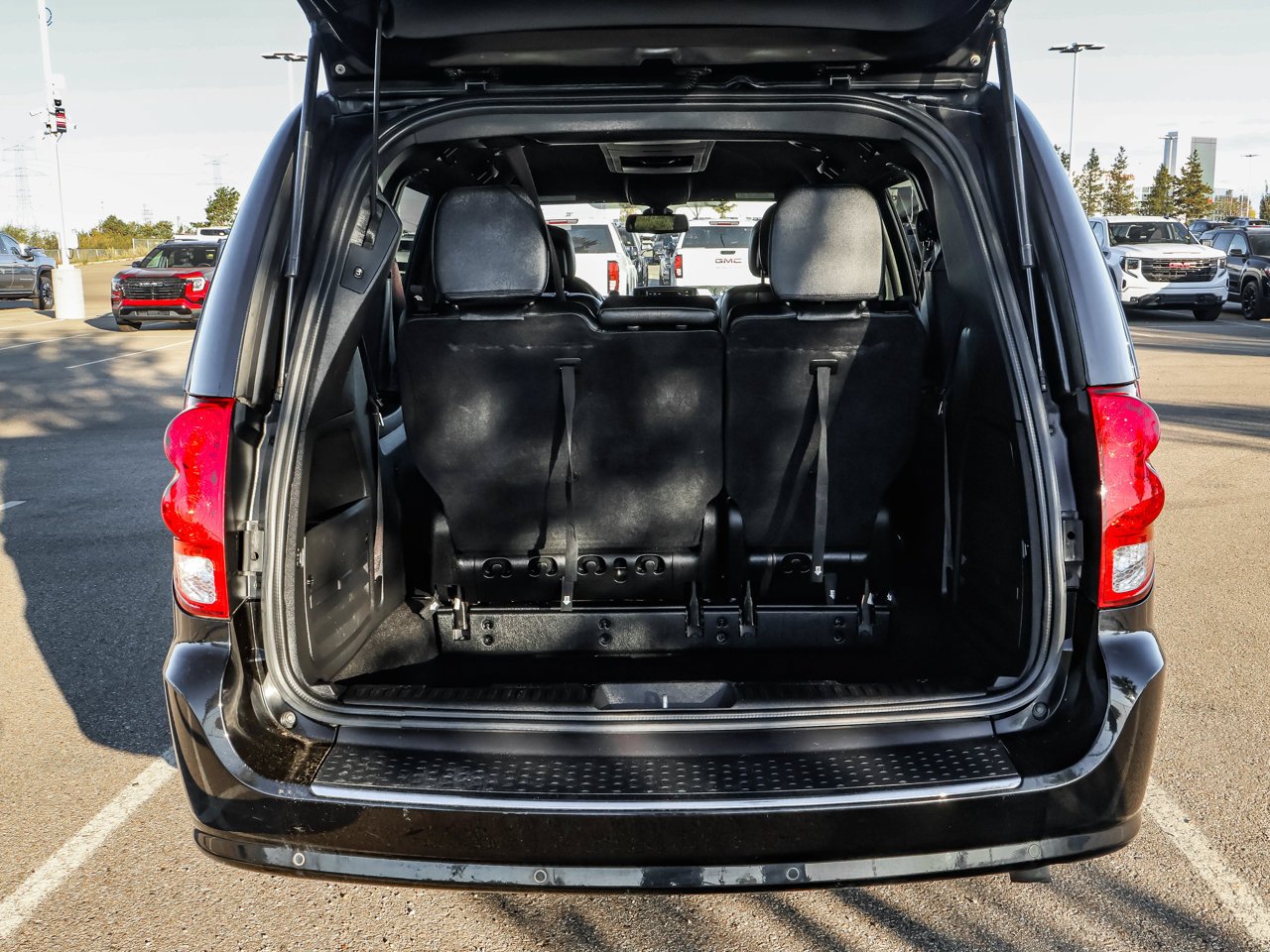 2020 Dodge Grand Caravan Premium Plus 2WD Black Sherwood Park - photo #8