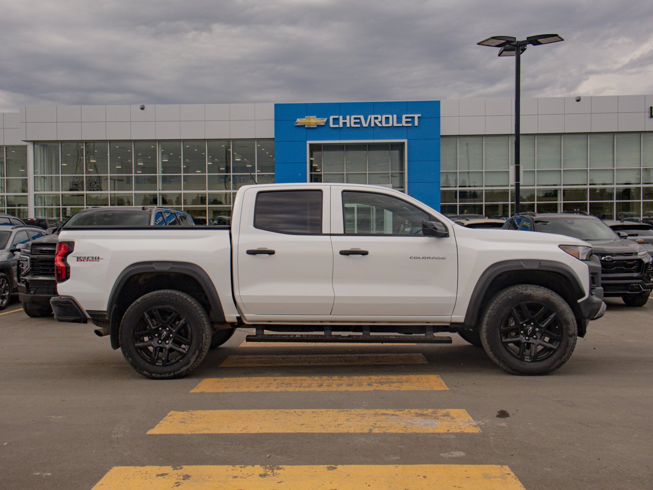 2023 Chevrolet Colorado 4WD Crew Cab Trail Boss White Sherwood Park - photo #12