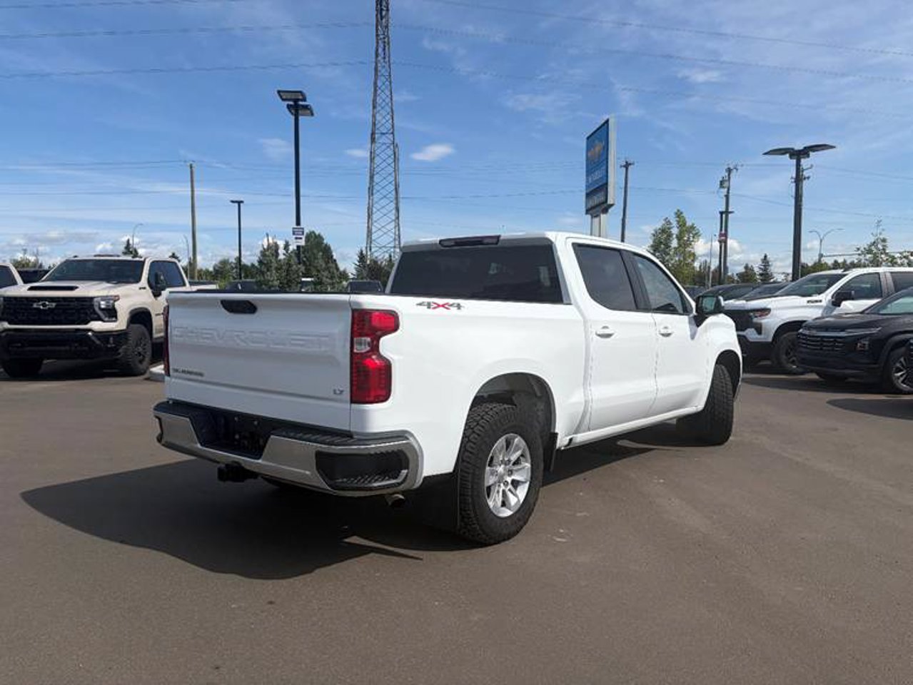 2023 Chevrolet Silverado 1500 4WD Crew Cab 147 LT White Sherwood Park - photo #4