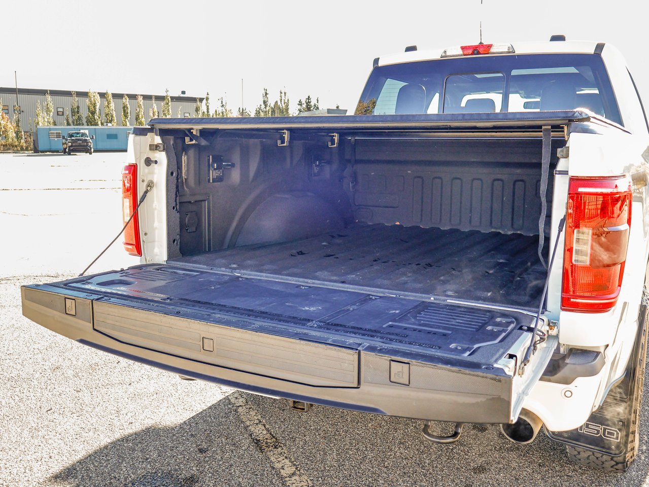 2022 Ford F-150 LARIAT 4WD SuperCrew 5.5' Box White Sherwood Park - photo #14