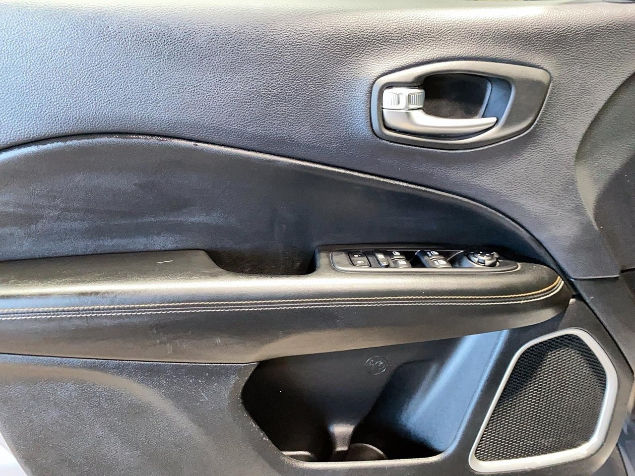 Jeep Compass NIV 3C4NJDAB1JT265170 2018 Gris Chicoutimi - photo #9
