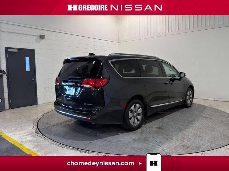 Chrysler Pacifica 2017 Noir Saint-Eustache - photo #8