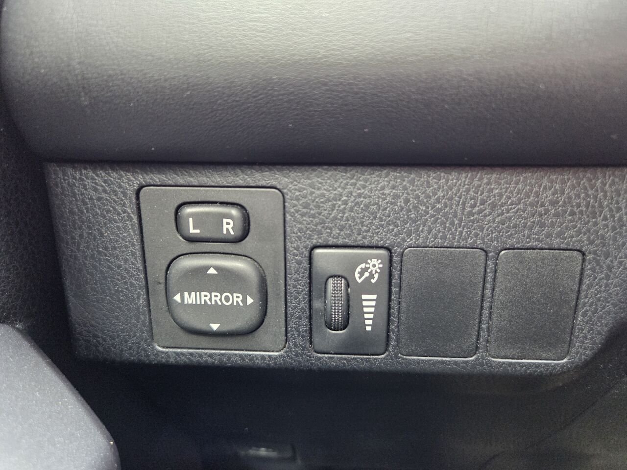 Toyota RAV4 Hybride 2016 Blanc Mont-Laurier - photo #17