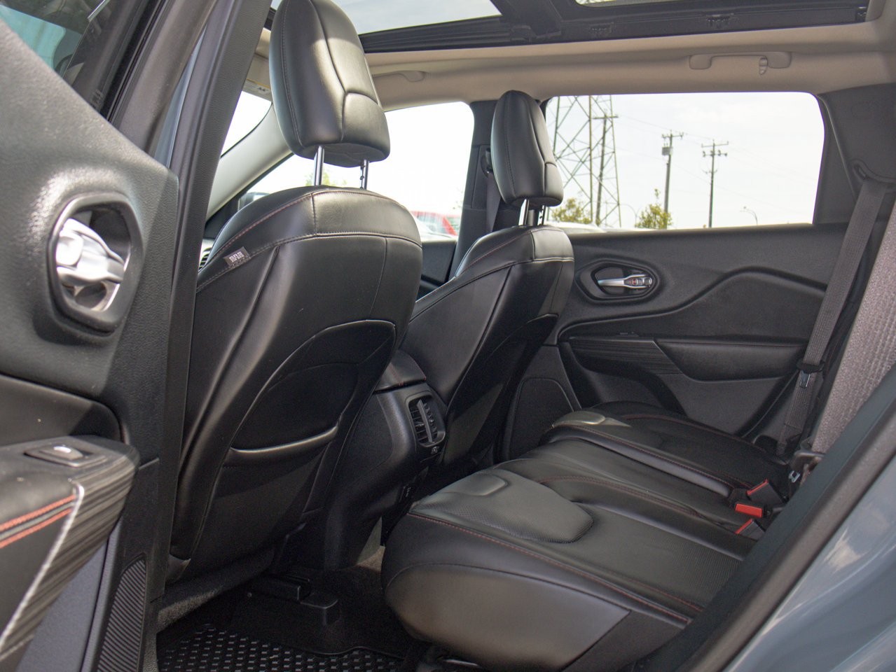 2015 Jeep Cherokee 4WD 4dr Trailhawk gray Sherwood Park - photo #32