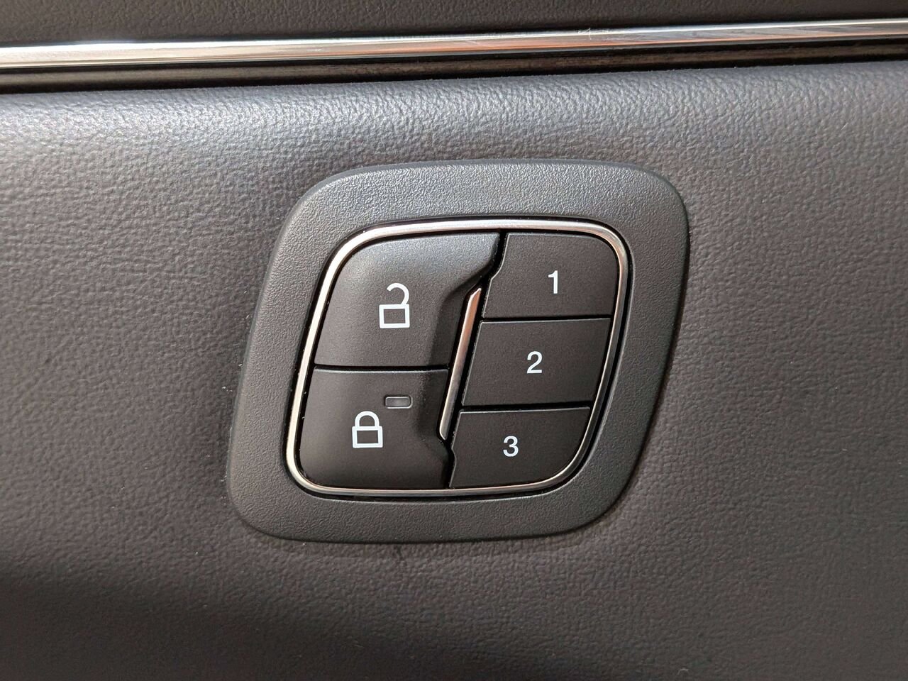 2022 Ford Mustang Mach-E Select AWD Black Val-David - photo #33