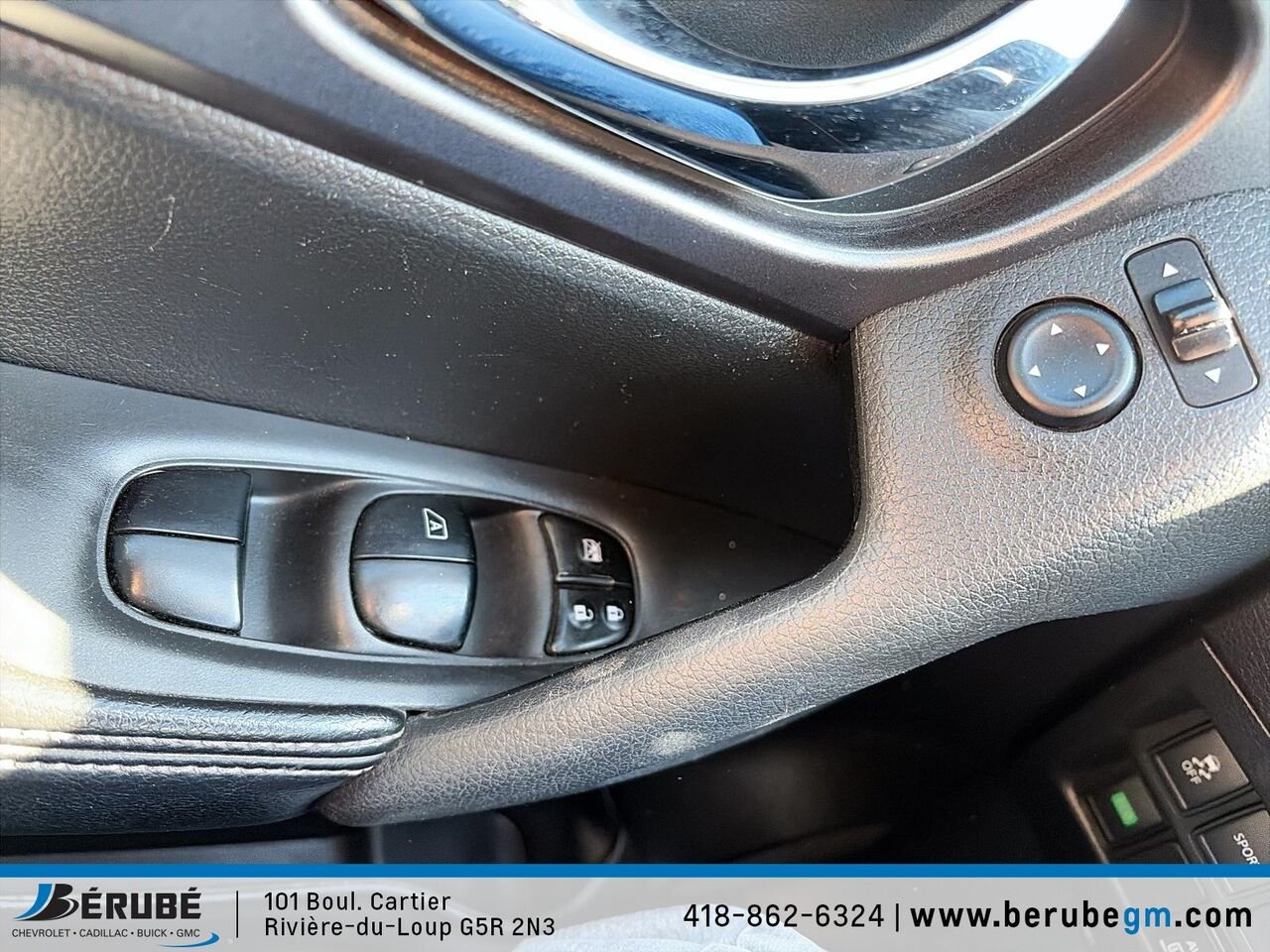 Nissan Rogue Traction intégrale, 4 portes S 2016 Blanc Rivière-du-Loup - photo #8