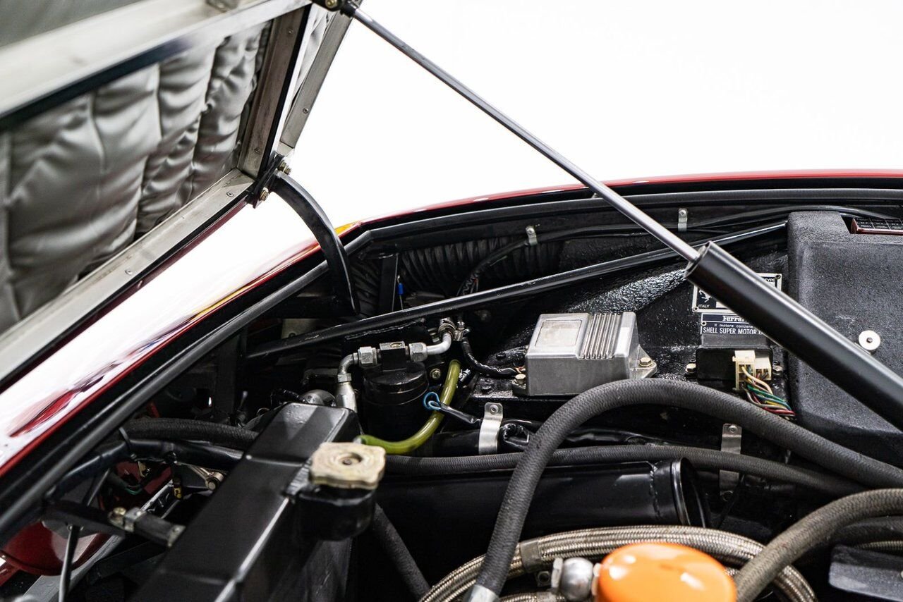 Ferrari 365 GTB4 Daytona 18,301 miles With Orig Books/Tools/ Carbs / Filter Box 1973 Rouge Montréal - photo #23