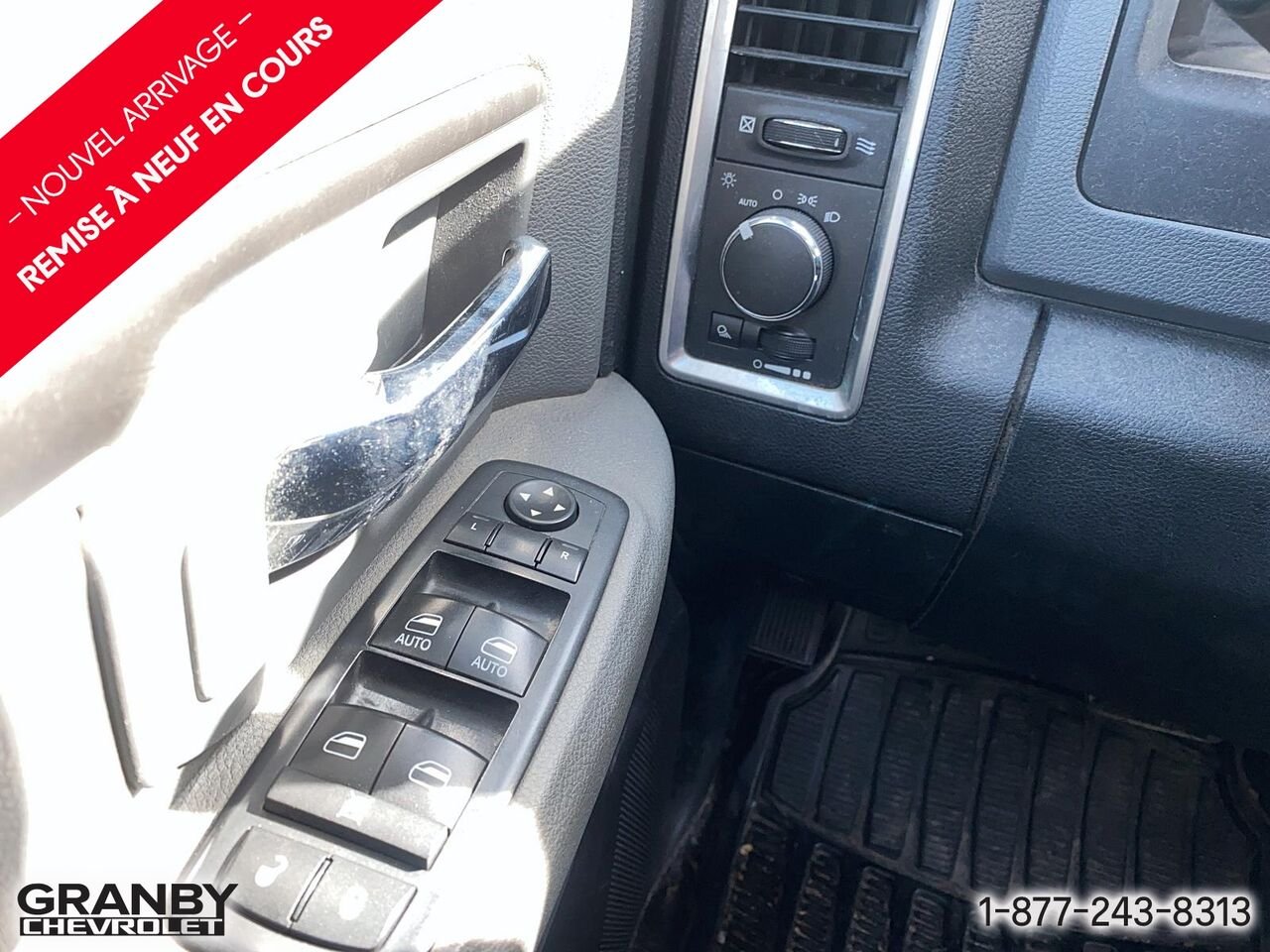Ram 1500 Cabine quad 4RM, 140,5 po SLT | 27-0112B 2016 Noir Granby - photo #11