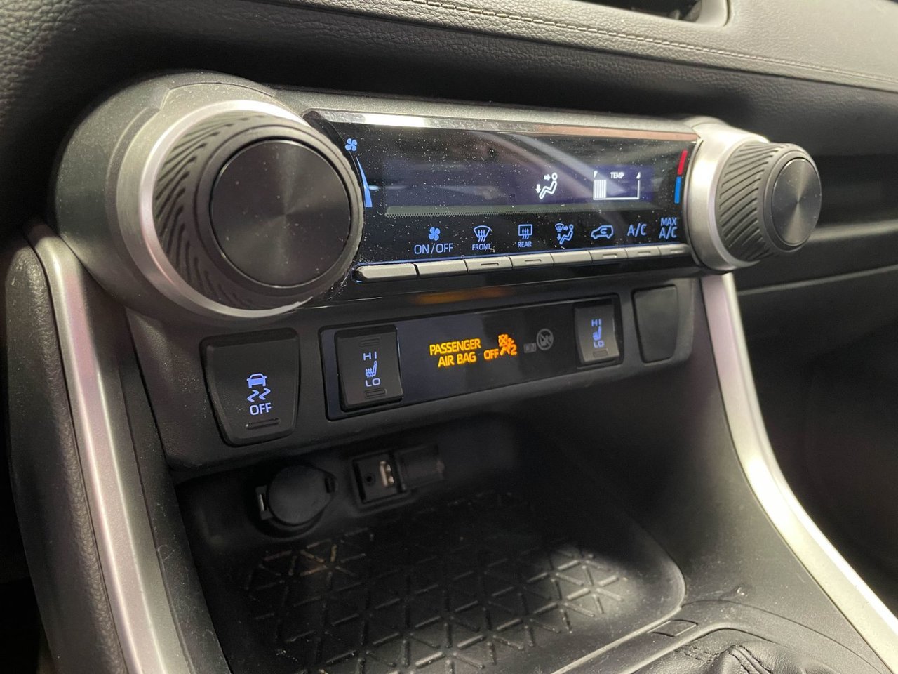 Toyota RAV4 LE AWD *CARPLAY* SIÈGES CHAUFF ALERTES RÉG ADAPT 2019 Argent Saint-Jérôme - photo #9