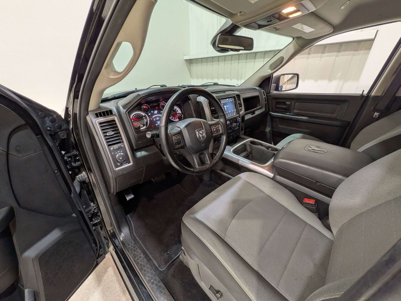 2021 Ram 1500 Classic Express 4x4 Crew Cab 5'7" Box Black Val-David - photo #10