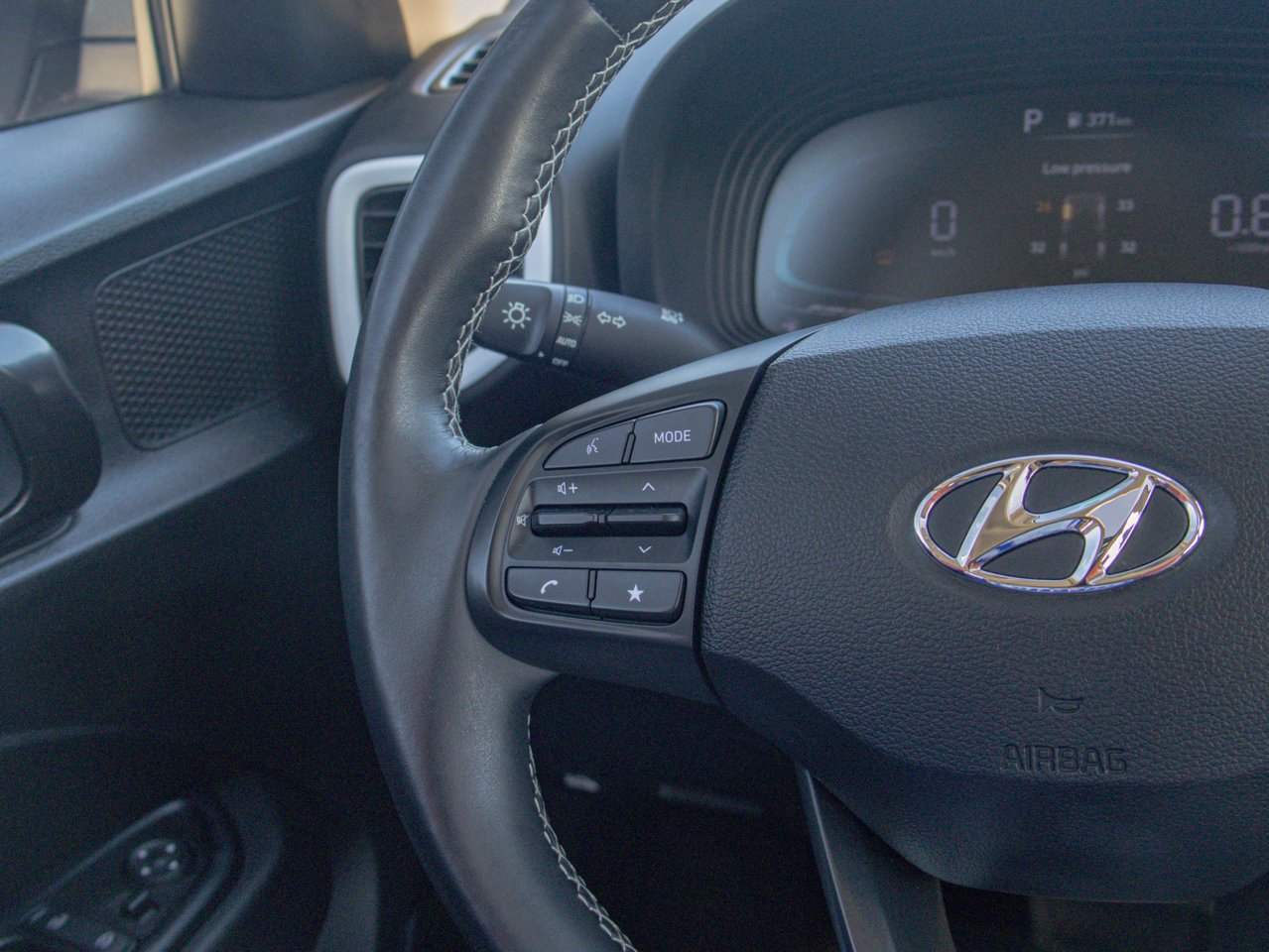 2024 Hyundai Venue Ultimate IVT w/Black Interior White Sherwood Park - photo #21