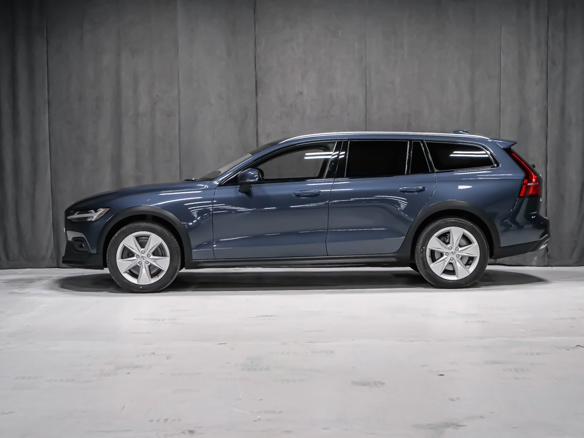 Volvo V60 Cross Country B5 CORE CLIMATE 2023 Bleu Montréal - photo #2