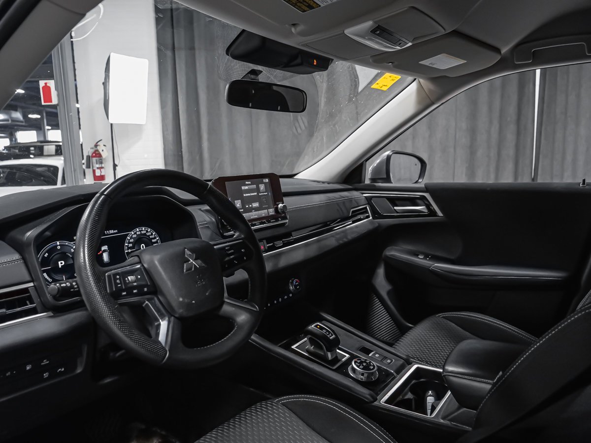 2023 Mitsubishi Outlander Plug-In Hybrid ES Grey Montreal - photo #1