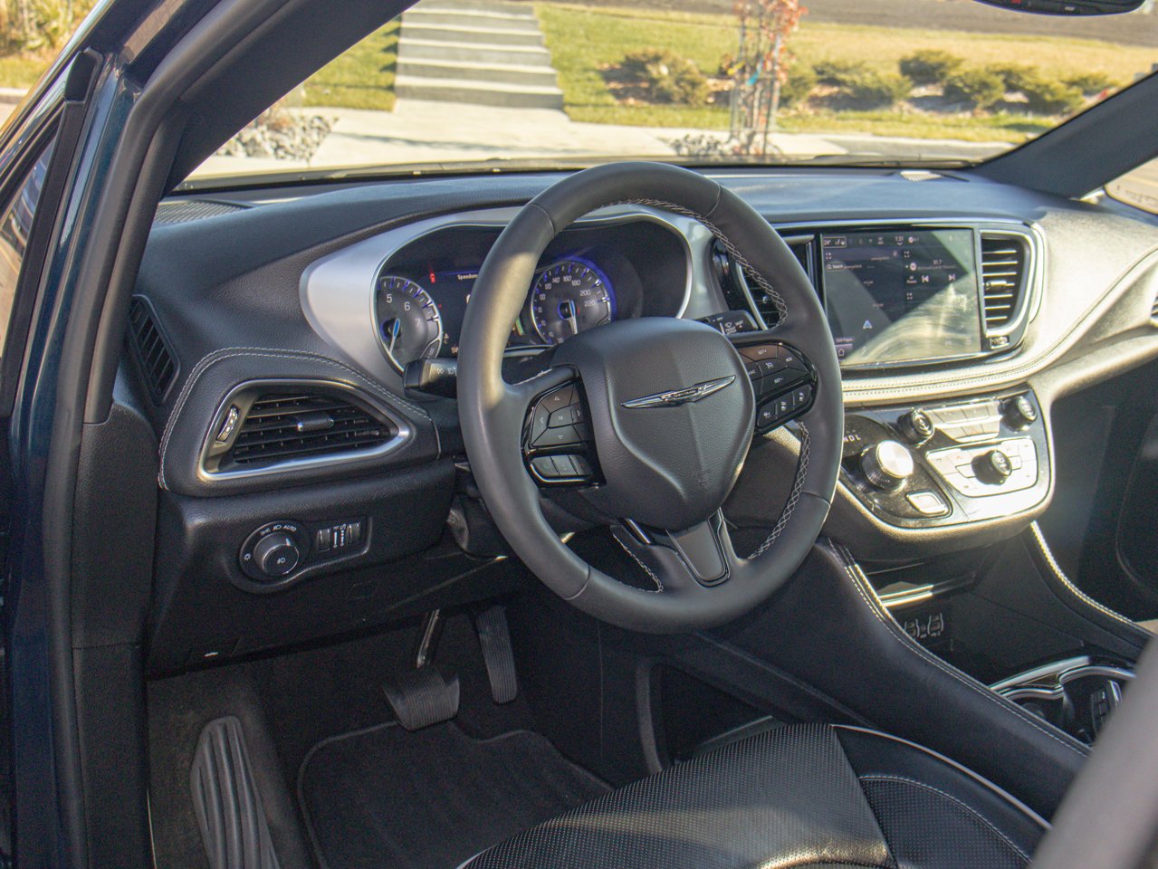 2025 Chrysler Pacifica Limited FWD Blue Sherwood Park - photo #17