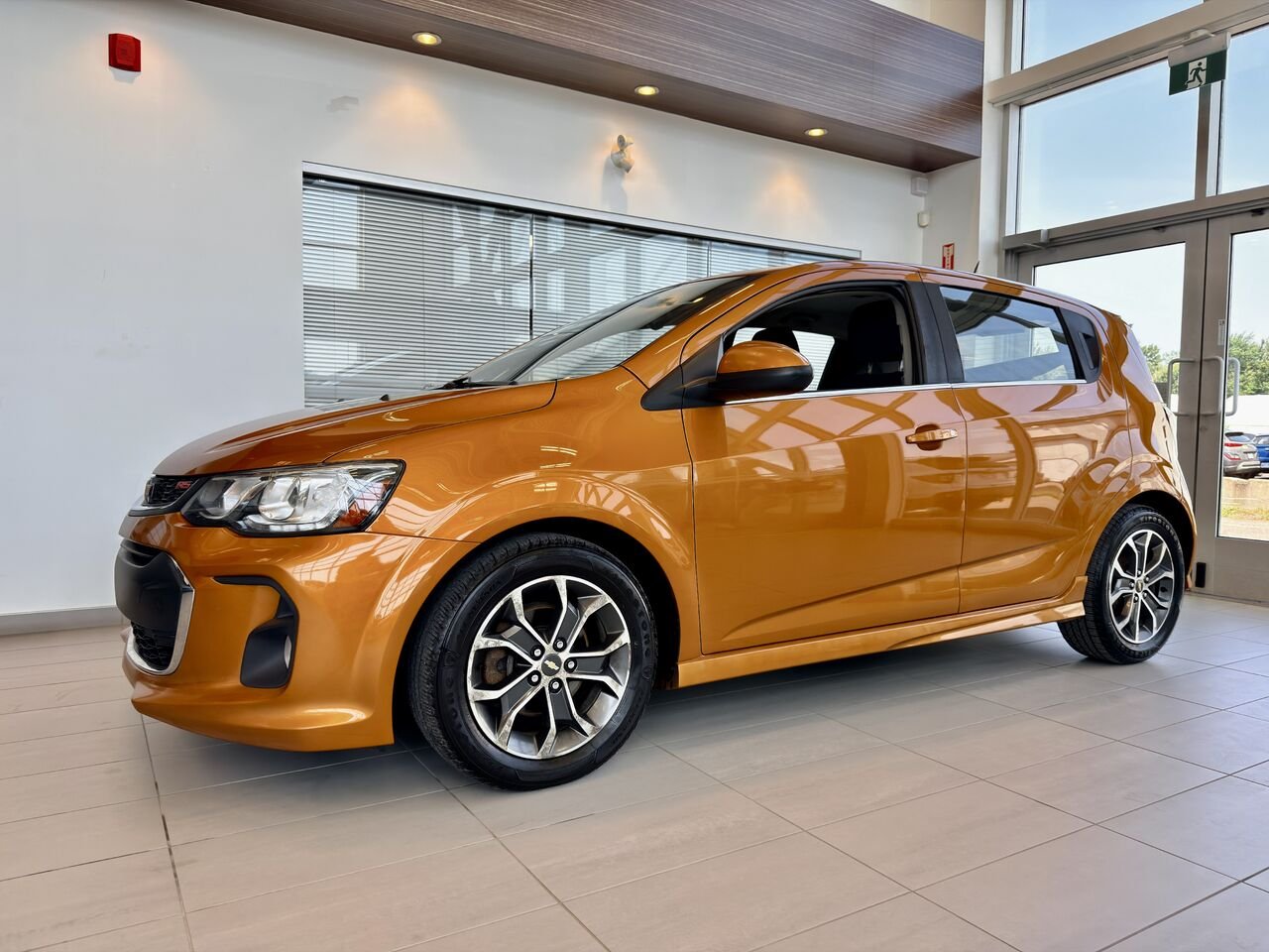 2017 Chevrolet Sonic Orange Notre-Dame-des-Prairies - photo #2