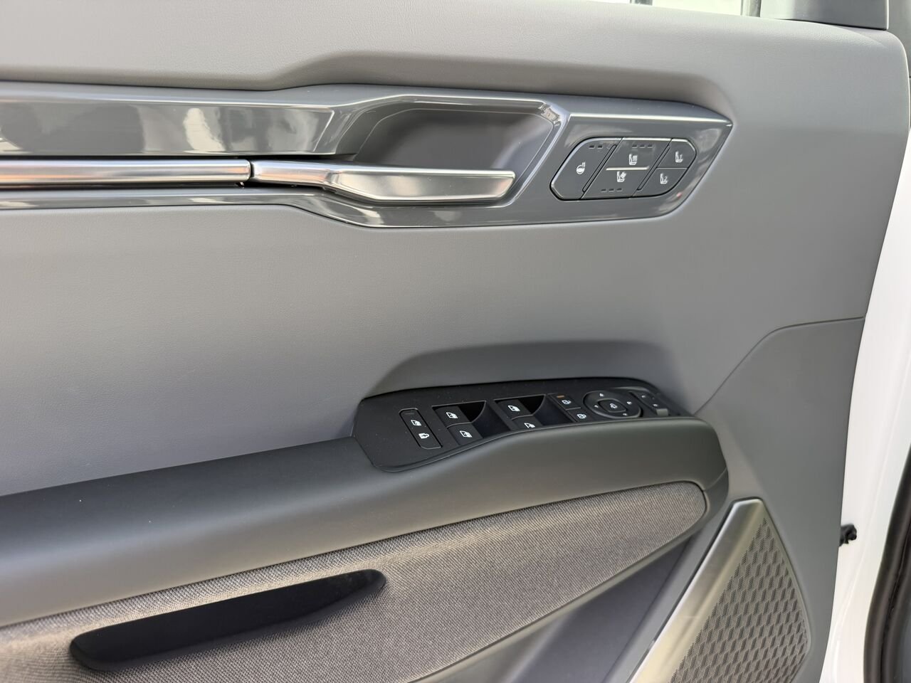 2025 Kia EV9 Land AWD White Laval - photo #24