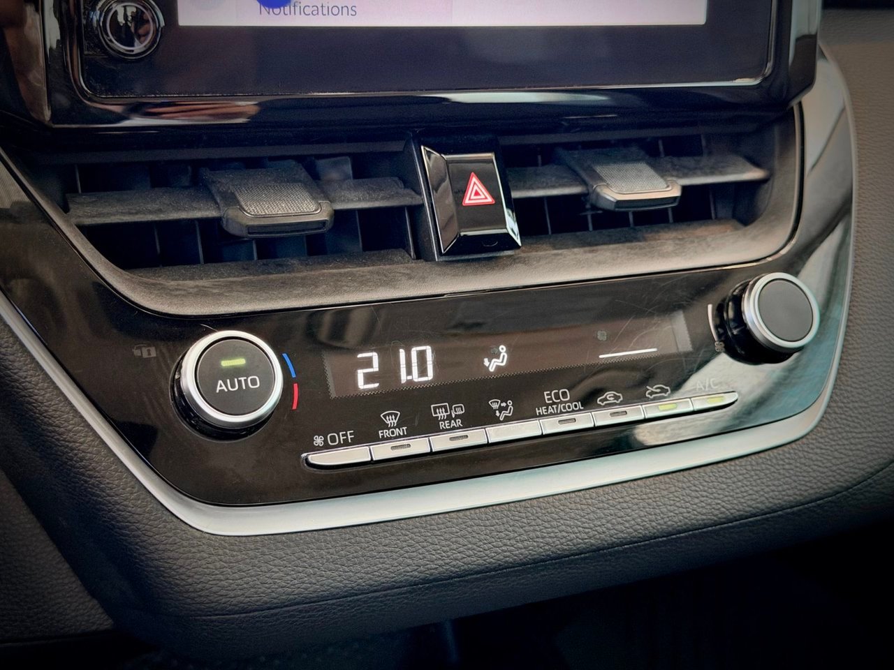 2023 Toyota Corolla LE White Notre-Dame-des-Prairies - photo #26