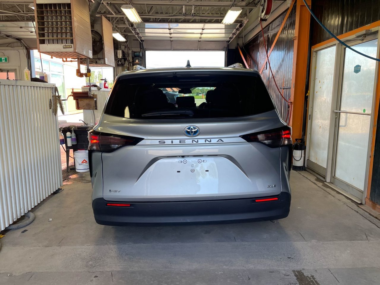 Toyota Sienna XLE HYBRID *TOIT* 8 PLACES CUIR SIÈGES CHAUFF 2025 Gris Saint-Jérôme - photo #7