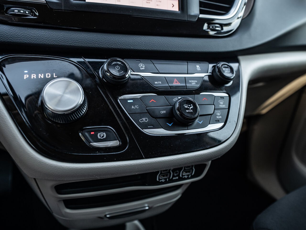 Chrysler Grand Caravan 2023 Argent Sainte-Julienne - photo #22