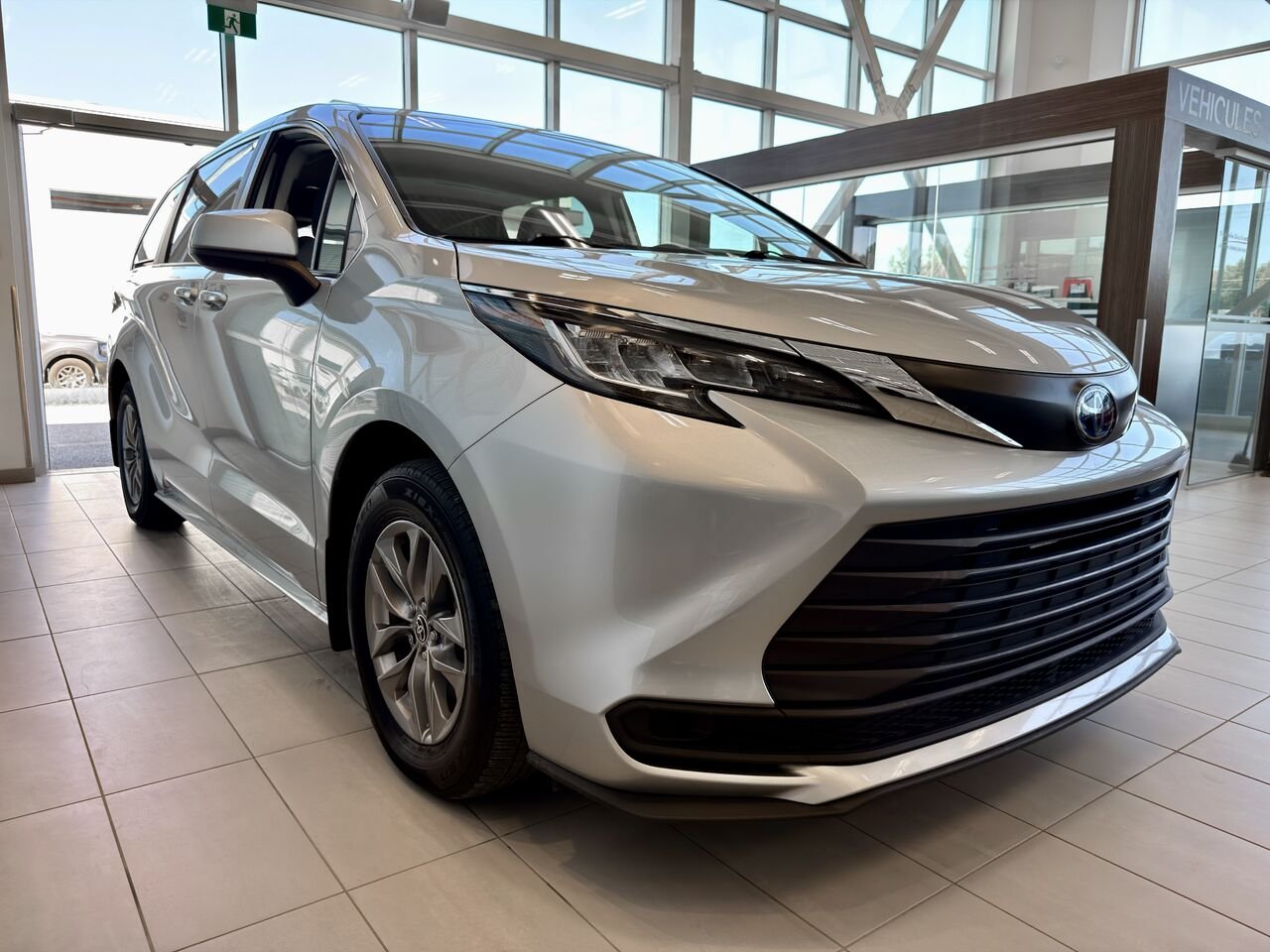 2022 Toyota Sienna Silver Notre-Dame-des-Prairies - photo #5