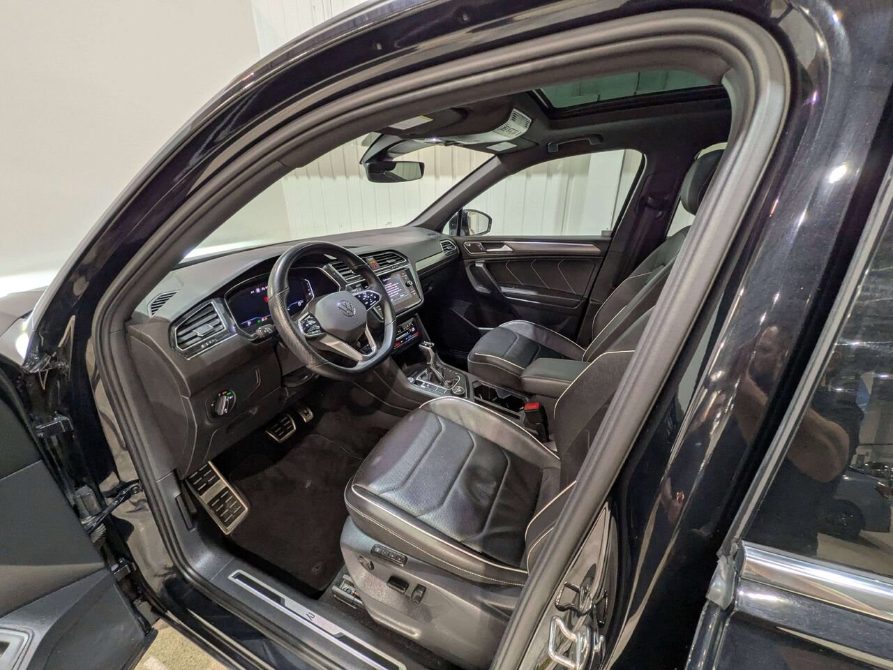 2022 Volkswagen Tiguan Highline R-Line 4MOTION Black Mirabel - photo #8