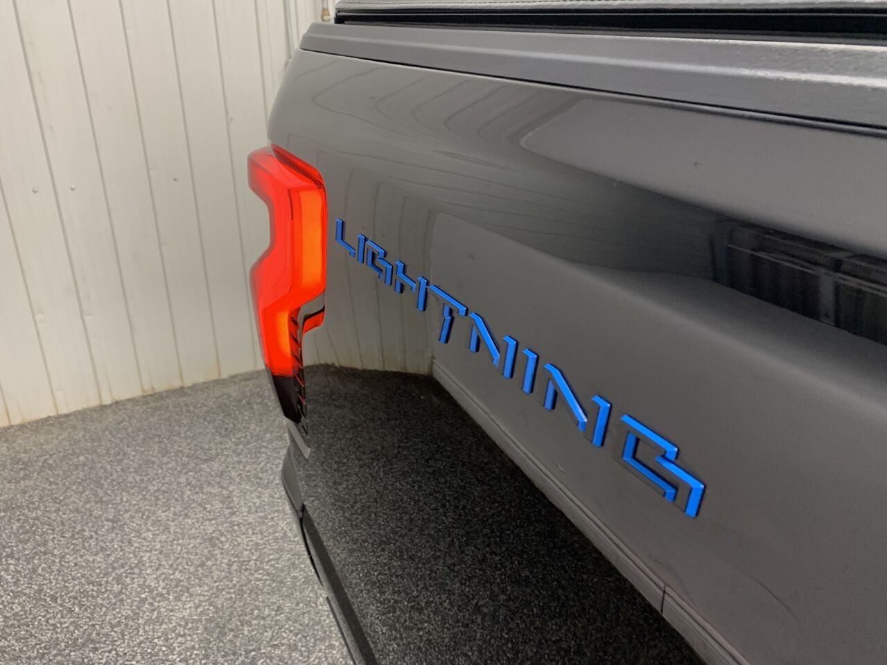 Ford F-150 Lightning LARIAT LARIAT + GROSSE BATTERIE +CUIR + TOIT PANO 2025 Bleu Châteauguay - photo #8