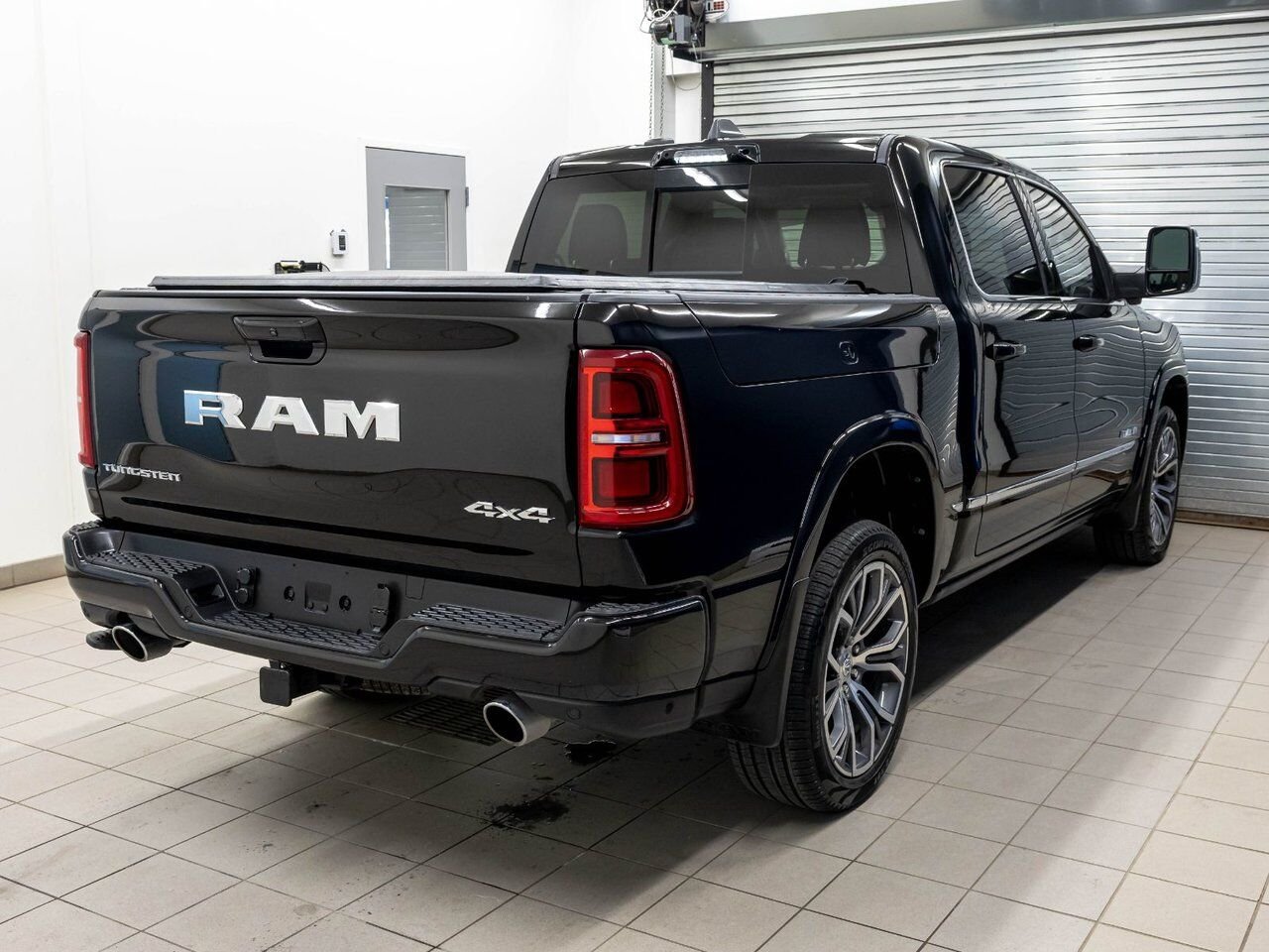 Ram 1500 TUNGSTEN CREW 4X4 *TOIT* NAV SIÈGES MASSAGE CAM360 2026 Noir Saint-Jérôme - photo #9