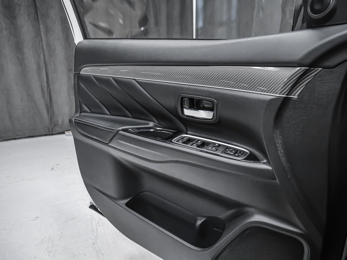 2021 Mitsubishi Outlander Plug-In Hybrid Red Montreal - photo #9