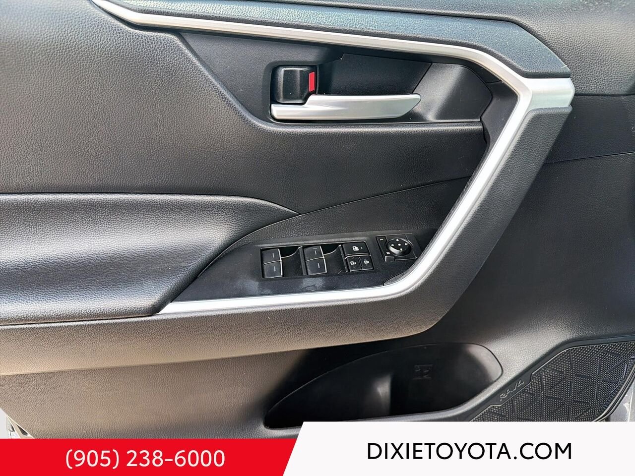2025 Toyota RAV4 XLE AWD / HEATED SEATS / MOONROOF / ALLOY WHEELS / CARPLAY AND ANDROID AUTO Grey Mississauga - photo #7