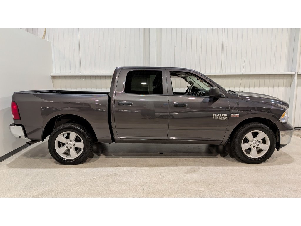 2023 Ram 1500 Classic SLT 4x4 Crew Cab 5'7" Box Grey Val-David - photo #6