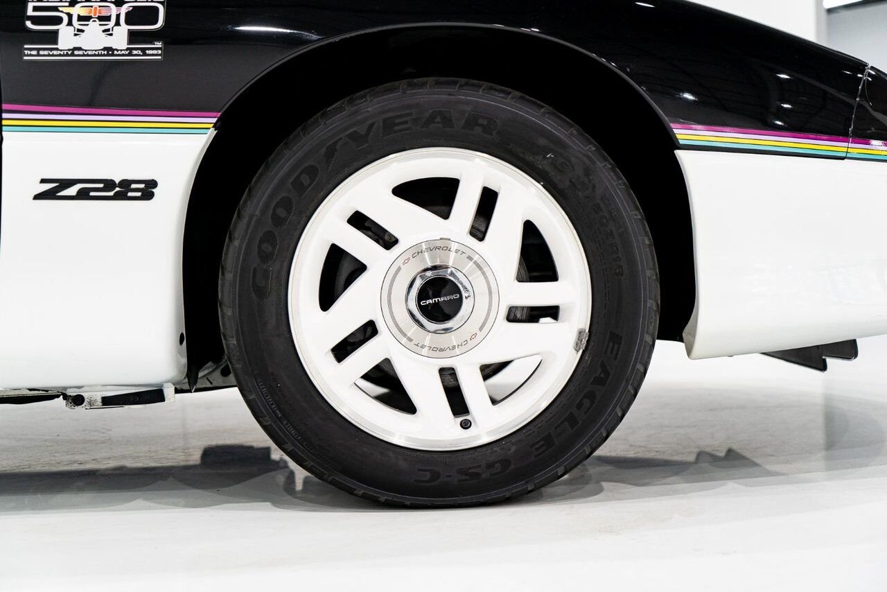 Chevrolet CAMARO Z28 PRIX EN USD | Pace Car with only 957km (595mi) with original window sticker 1993 Noir Montréal - photo #46