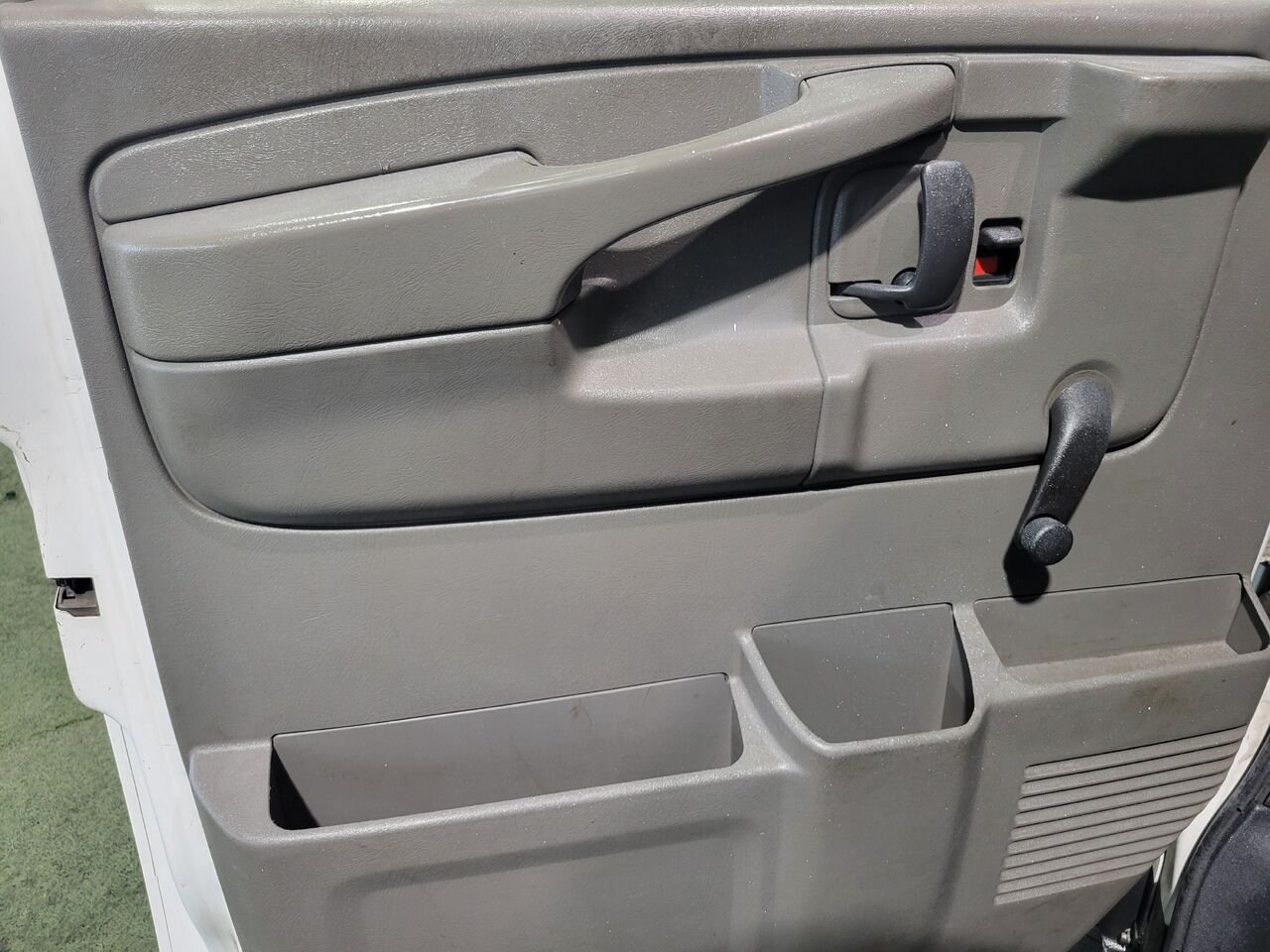 2007 Chevrolet Express Cargo Van White  - photo #9