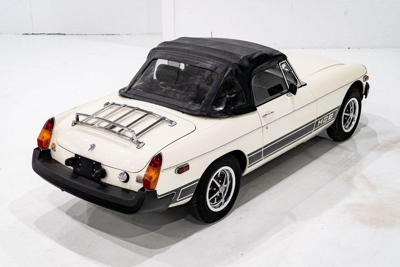 MG B Beautifully presented from former complete restoration 1979 Blanc Montréal - photo #69