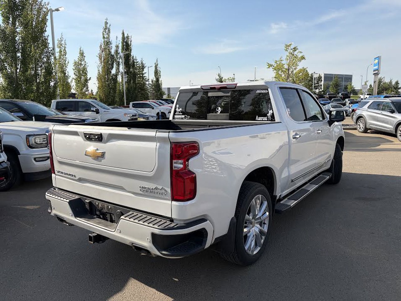 2024 Chevrolet Silverado 1500 4WD Crew Cab 147 High Country White Sherwood Park - photo #4