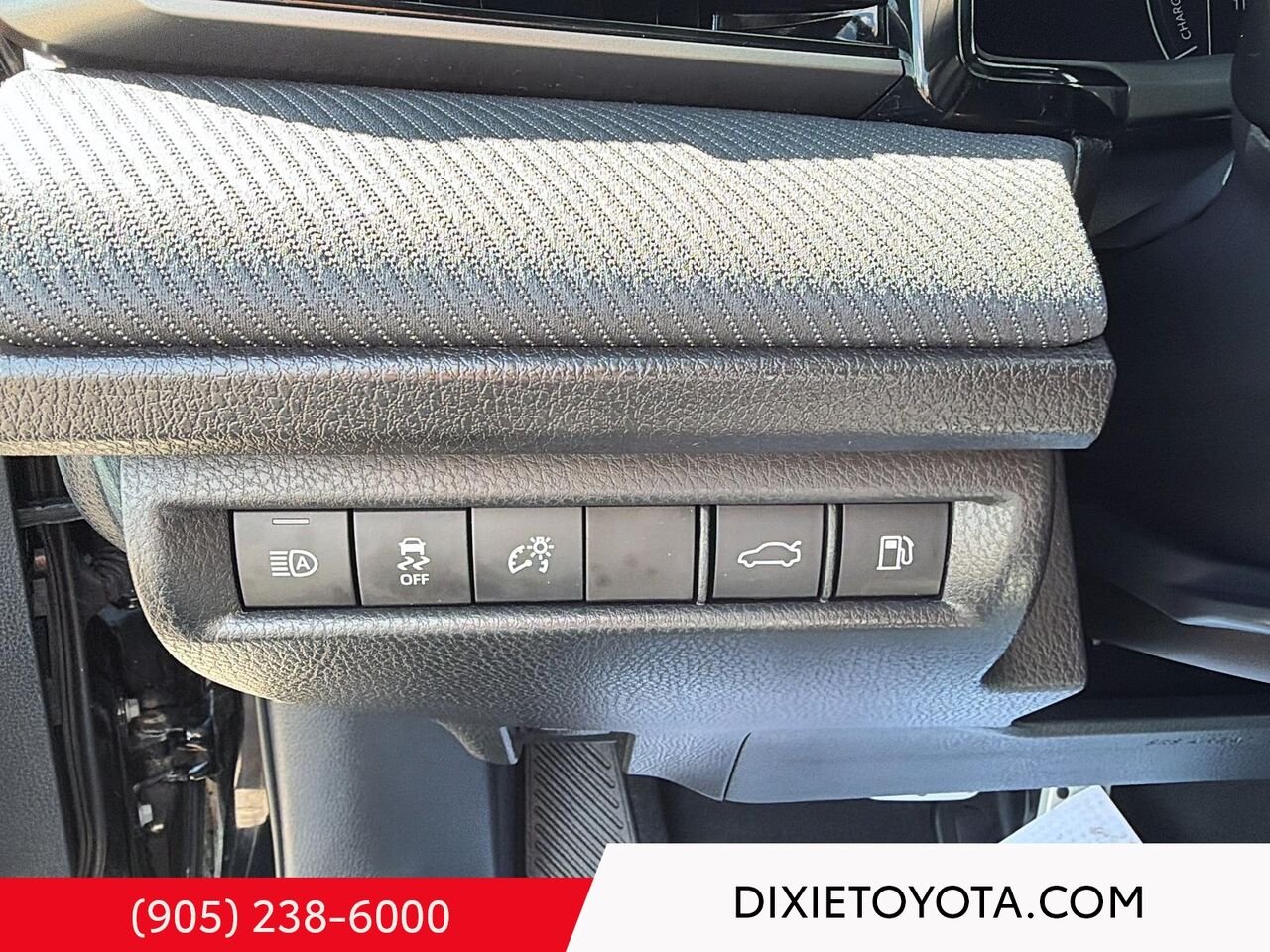 2025 Toyota Camry HYBRID SE UPGRADE AWD / CLEAN CARFAX / HEATED SEATS / MOONROOF / CARPLAY AND ANDROID AUTO Black Mississauga - photo #12