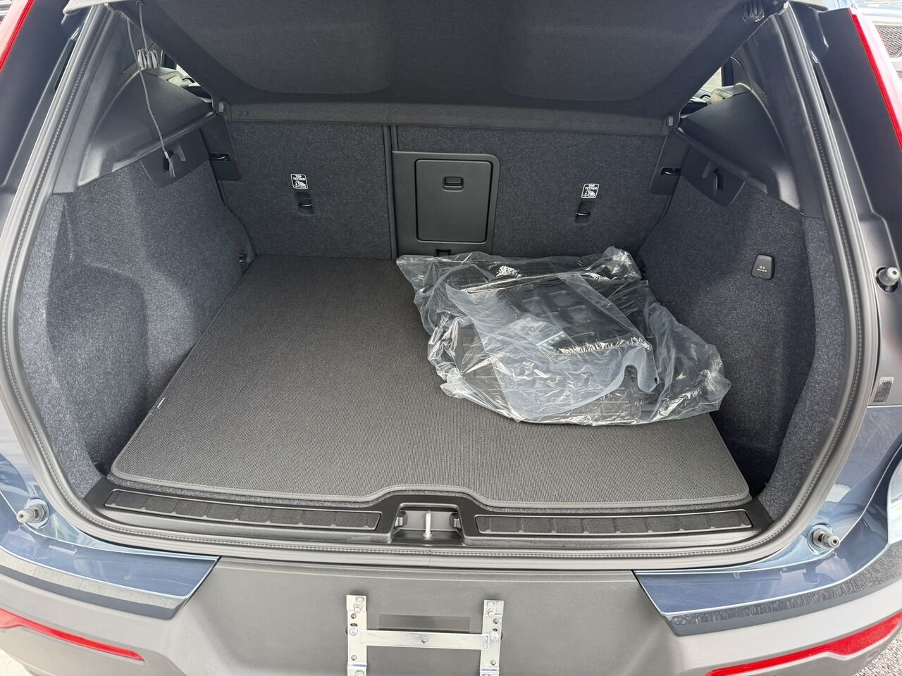 2026 Volvo EX40 PLUS DUAL MOTOR Blue Laval - photo #12