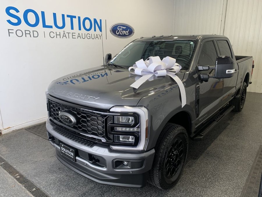 Ford Super Duty F-250 SRW LARIAT LARIAT cabine 6 places 4RM caisse de 6,75 pi 2025 Gris