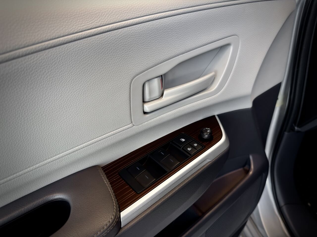2022 Toyota Sienna Silver Notre-Dame-des-Prairies - photo #19